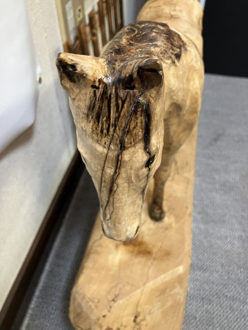 樋口裕行氏のチェンソーアート作品『イタヤカエデの馬』