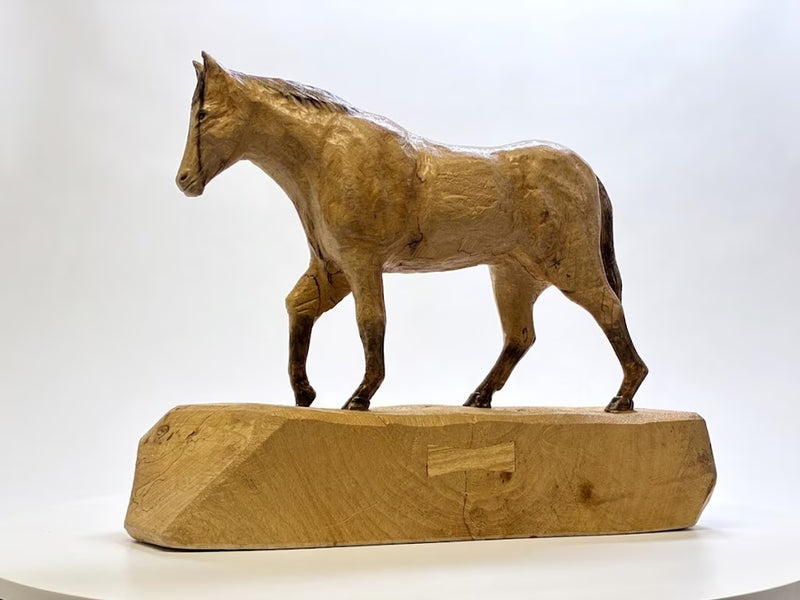 樋口裕行氏のチェンソーアート作品『イタヤカエデの馬』