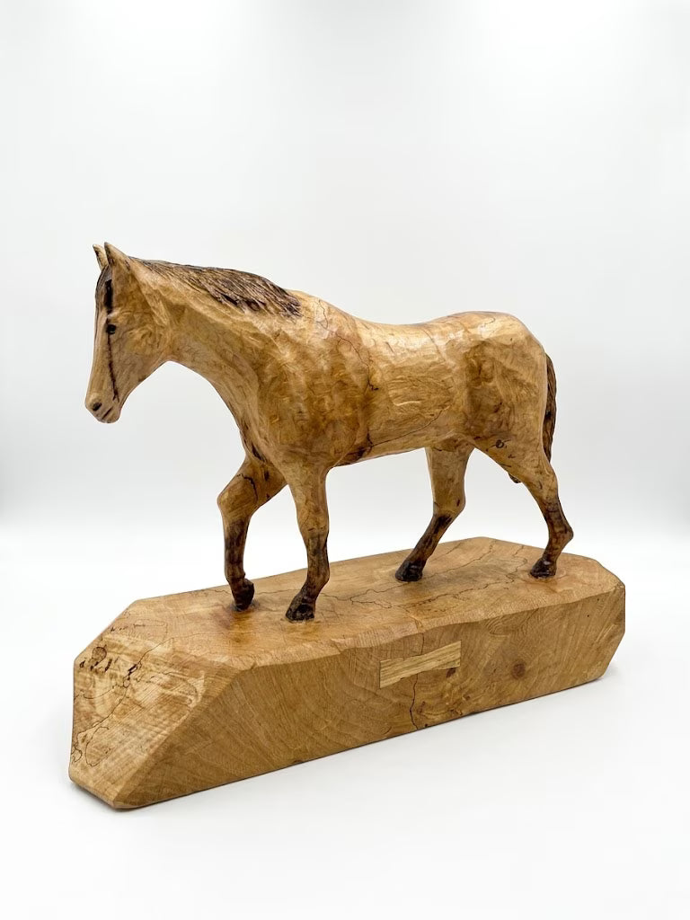 樋口裕行氏のチェンソーアート作品『イタヤカエデの馬』