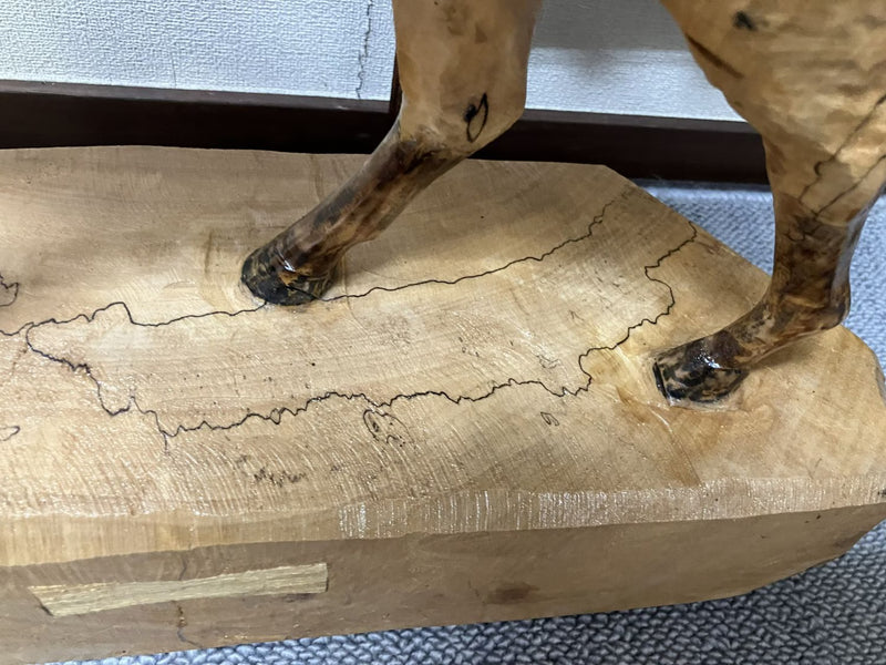 樋口裕行氏のチェンソーアート作品『イタヤカエデの馬』